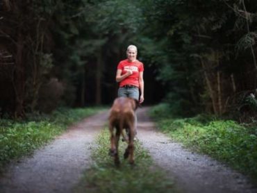 Conny mit Hund im Wald. Rückruftraining mit Hundetrainerin 