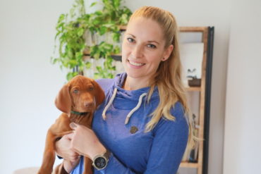 Conny mit Welpe. Online Hundetraining mit Experten. Martin Rütter empfiehlt hundetraining.me.