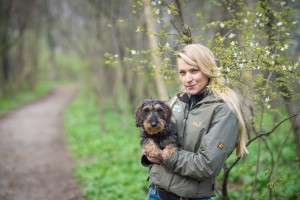 Conny Sporrer mit Dackel im Wald. Hundetraining online bei hundetraining.me mit Martin Rütter Methode.