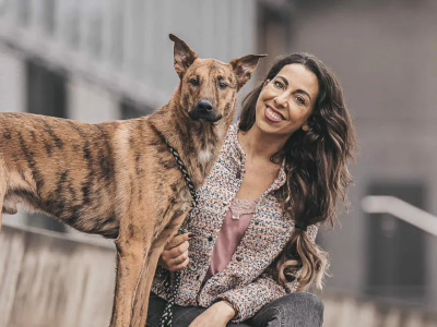 Ellen mit Hund. Online Hundeschule: Beziehung zum Hund verbessern.